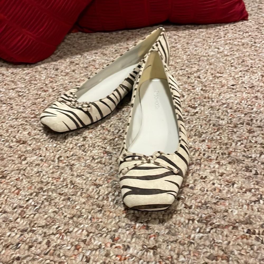 Womens size 8w.  More narrow fit.
